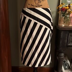 Banana Republic Black and White Striped Women's Skirt. Size 8. NWT.